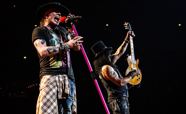 Rocken voller Energie die VELTINS Arena: Axl und Slash (Copyright: Guns N' Roses)