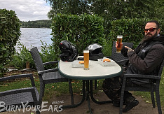 Ben mit Bier und Fischbrötchen am Ratzeburger See