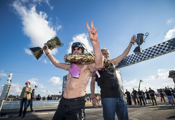 Brösel hat die Revanche geschafft - der strahlende Gewinner nach der Siegerehrung. Holgi freut sich über einen Stahlpokal. Foto: Olaf Malzahn