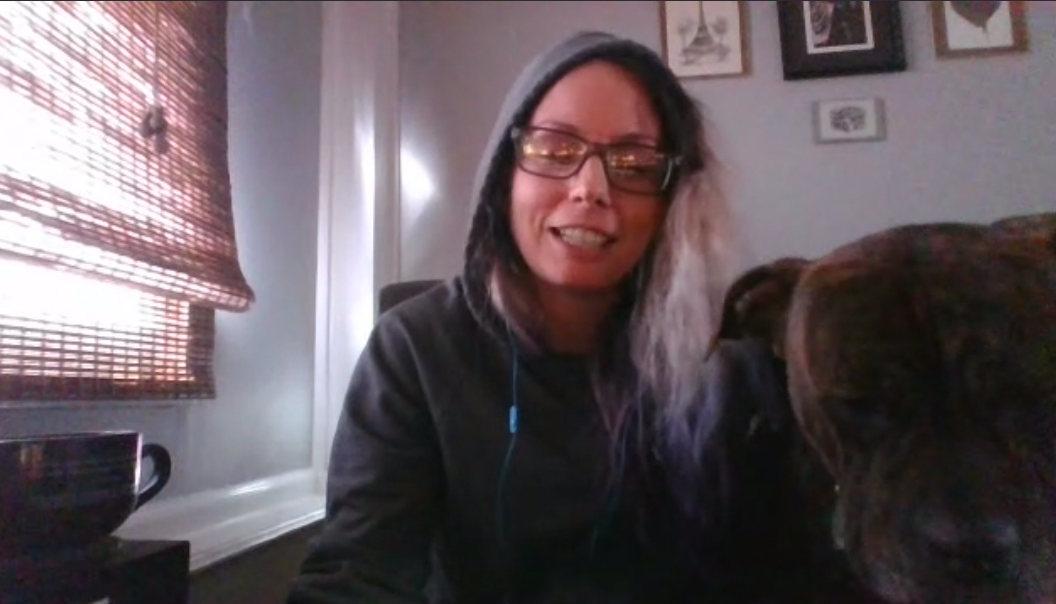 Shawna Potter und ihr Hund vor der Webcam