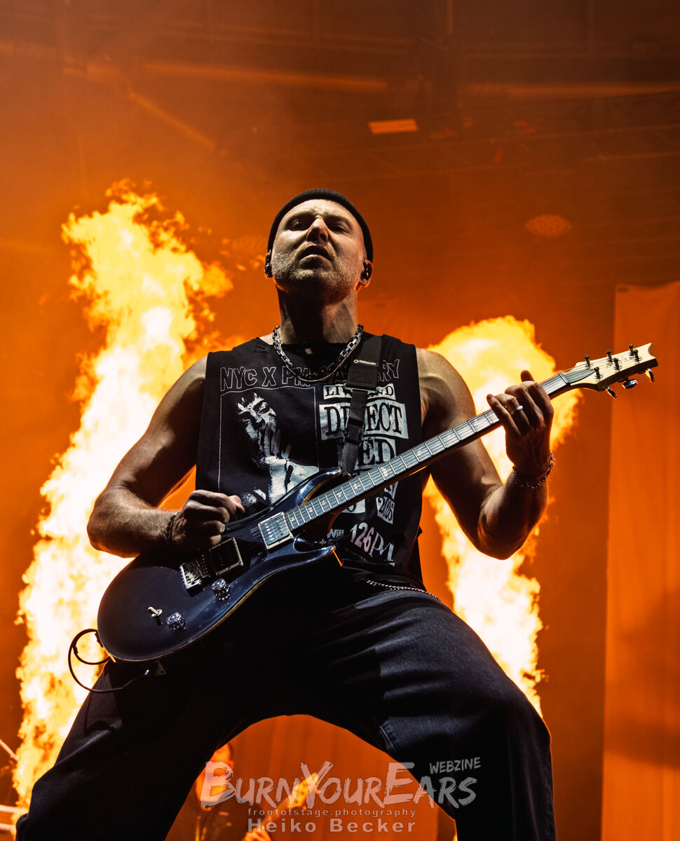 Gitarre vor Flammenwand: I PREVAIL im Berliner Velodrom