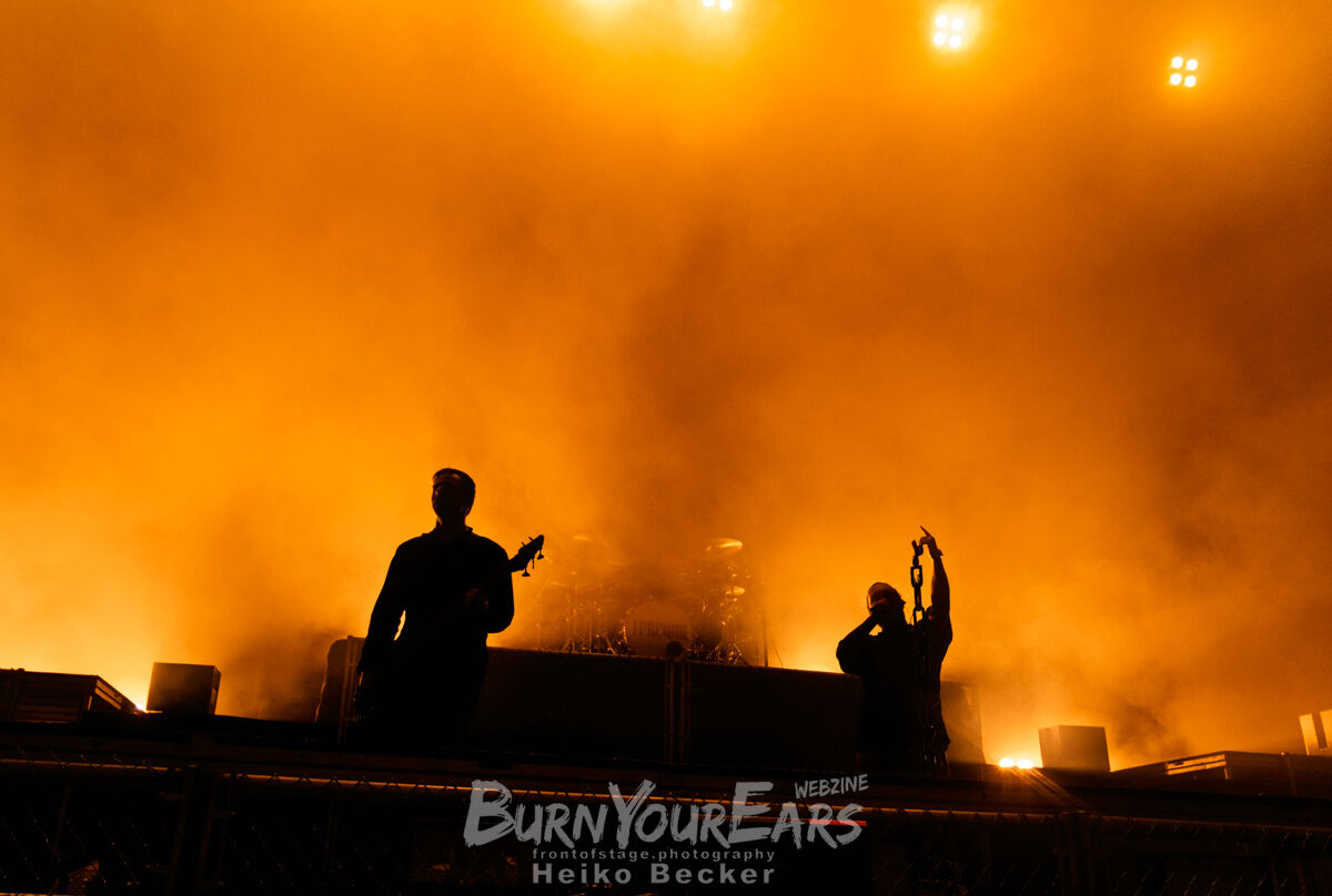 Auftritt im Gegenlicht: I PREVAIL zum Auftakt mit „NWO“