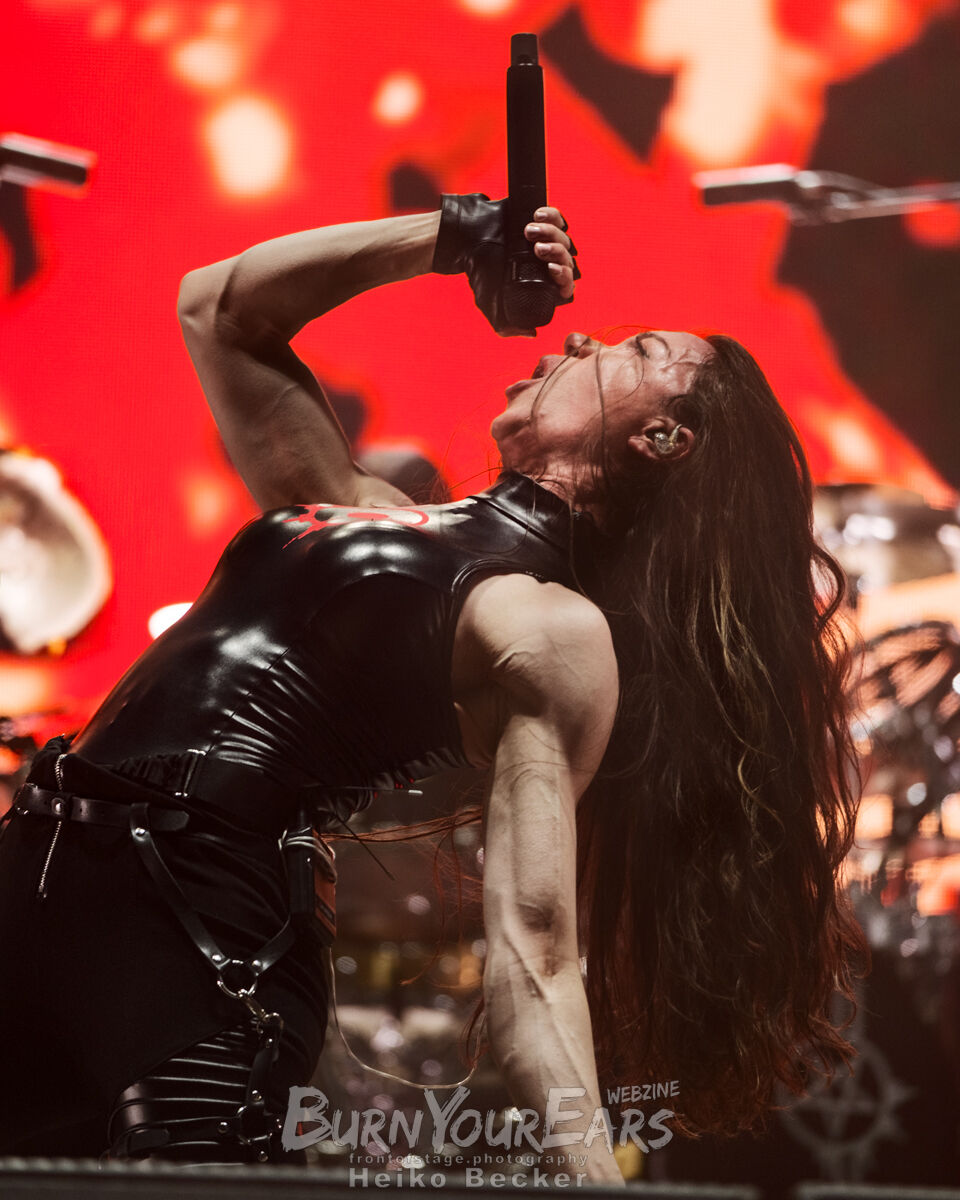 Neue Stimme, altes Feuer: Lauren Hart bei ihrem Reload-Debüt mit Arch Enemy.