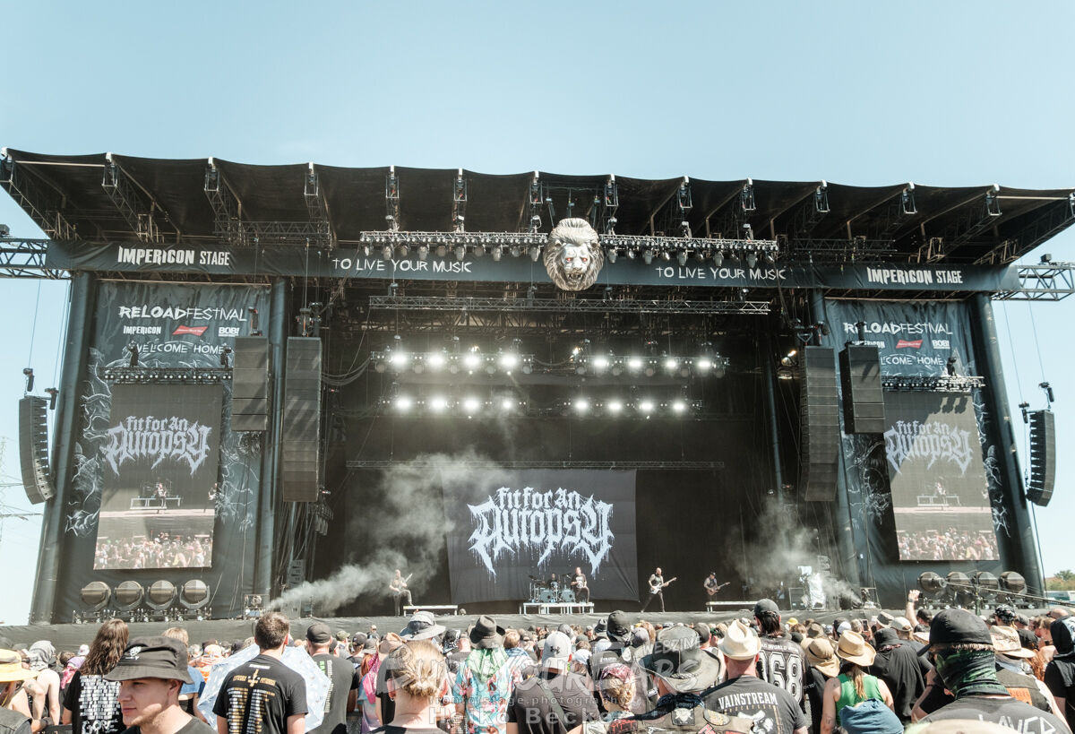Die Impericon-Mainstage im gleißenden Nachmittagslicht: Fit For An Autopsy vor dichtem Publikum.