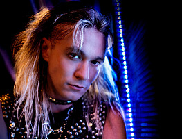 Bassist und visionärer Bandkopf von TAILGUNNER: Thomas Hewson, genannt Bones.