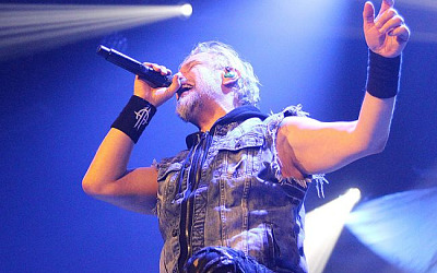 Früher sei er viel für seine Texte kritisiert worden, weil sie nicht „typisch Power Metal“ seien, sagt Tony Kakko (51), Sänger und Frontmann bei SONATA ARCTICA. Zum Glück hat er sich davon nie etwas angenommen. 