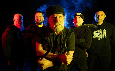 Stets mies am Tweaken: Chris Barnes mit SIX FEET UNDER