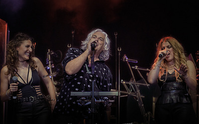 MARILLION in Berlin: Steve Hogarth mit Sängerinnen