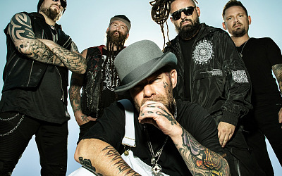 FIVE FINGER DEATH PUNCH (v.l.): Andy James, Chris Kael, Ivan Moody, Zoltan Bathory, Charlie Engen