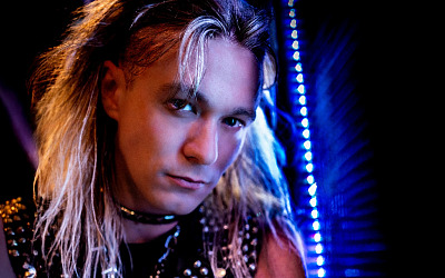 Bassist und visionärer Bandkopf von TAILGUNNER: Thomas Hewson, genannt Bones.