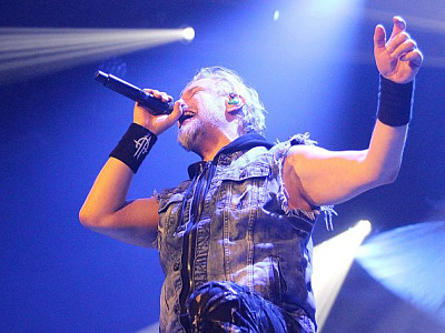 Früher sei er viel für seine Texte kritisiert worden, weil sie nicht „typisch Power Metal“ seien, sagt Tony Kakko (51), Sänger und Frontmann bei SONATA ARCTICA. Zum Glück hat er sich davon nie etwas angenommen. 