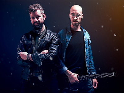 Timo Fritsch (l.) und Peter Brandsch (r.) fühlen sich im Powermetal zu Hause – neben der positiv-motivierenden Musik geht es auch um die für absurden Quatsch offene Gemeinschaft.