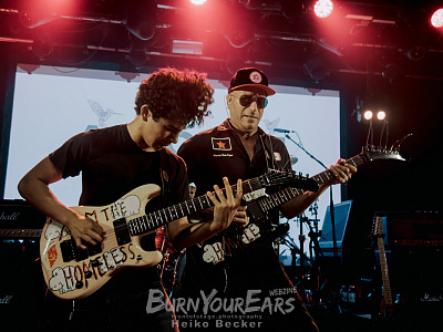 Tom Morello mit seinem Sohn Roman Morello live in Berlin