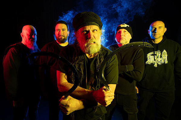 Stets mies am Tweaken: Chris Barnes mit SIX FEET UNDER