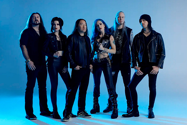 DRAGONFORCE sind jetzt zu sechst: Alissa White-Gluz steigt als neue Frontsängerin ein.