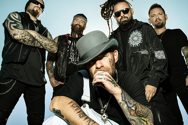 FIVE FINGER DEATH PUNCH (v.l.): Andy James, Chris Kael, Ivan Moody, Zoltan Bathory, Charlie Engen