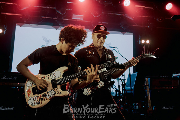 Tom Morello mit seinem Sohn Roman Morello live in Berlin
