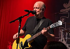 Hans Roofthooft (51), Sänger und Gitarrist bei F.O.D. mit zwei Soloalben, textet am liebsten über Dinge, die um ihn herum geschehen. „Vielleicht ein bisschen zu persönlich“, wie er meint.