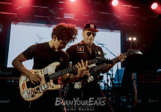 Tom Morello mit seinem Sohn Roman Morello live in Berlin