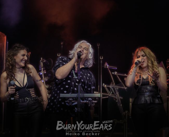 MARILLION in Berlin: Steve Hogarth mit Sängerinnen