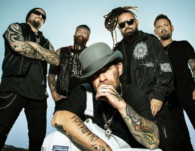 FIVE FINGER DEATH PUNCH (v.l.): Andy James, Chris Kael, Ivan Moody, Zoltan Bathory, Charlie Engen