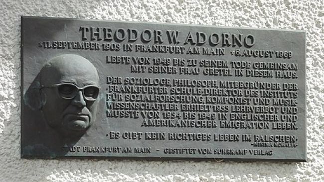 Gedenktafel für Theodor W. Adorno an seinem Wohnhaus in Frankfurt am Main