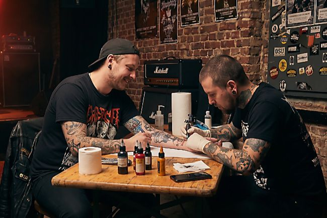 Tattoos in der Hardcore- und Metal-Szene: Warum immer mehr Fans selbst zur Nadel greifen