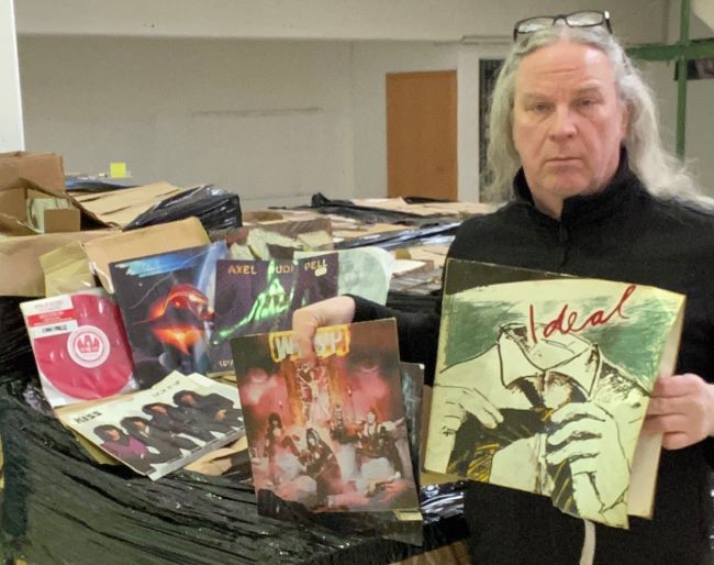 Geschäftsführer Norbert Fecker zeigt einen kleinen Teil der zerstörten Ware.