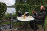 Ben mit Bier und Fischbrötchen am Ratzeburger See