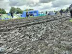 Festivalzugang über den Camp-Ground, wenig trittsicherer Untergrund