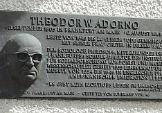 Adorno der Extrem-Metaller? Gedenktafel für Theodor W. Adorno an seinem Wohnhaus in Frankfurt am Main