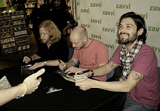 Biffy Clyro - Interview mit der Band Biffy Clyro geben Autogramme
